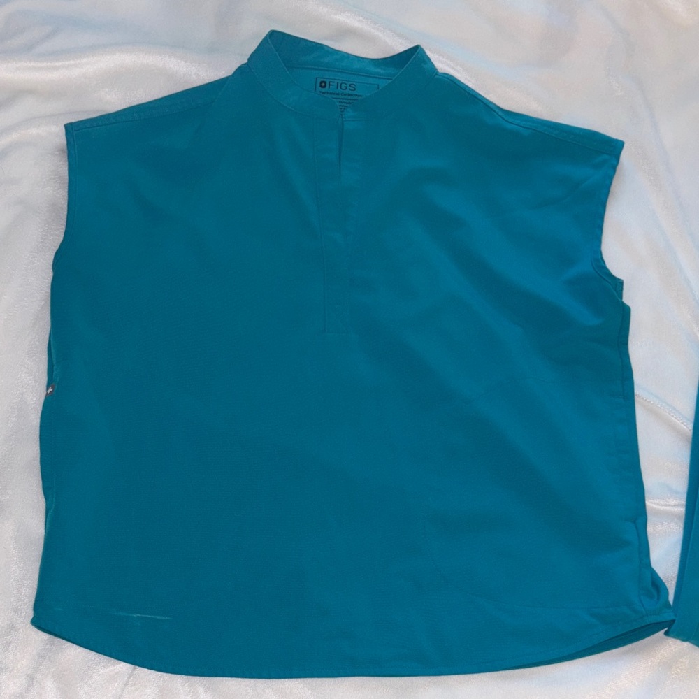 Figs woman’s Teal Scrubs Set